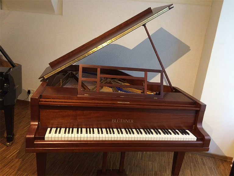 Modell 180 - generalsaniertes Instrument mit englischer Mechanik, Blüthner Aliquot Patent und originaler Elfenbein-Klaviatur.